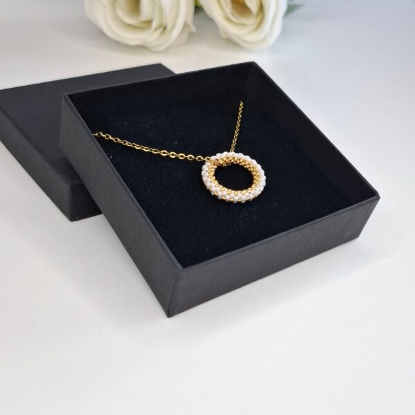 20260119_151450.jpg White & Gold Circle Pendant Necklace