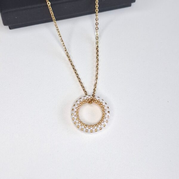 20260119_151557.jpg White & Gold Circle Pendant Necklace