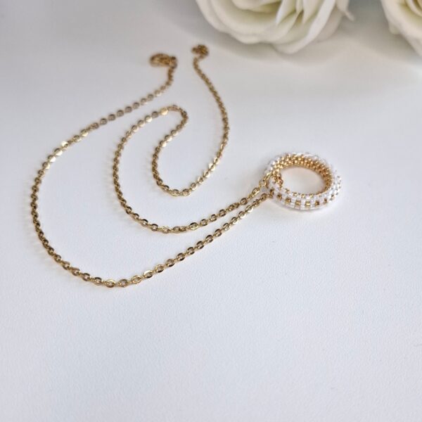 20260119_151817.jpg White & Gold Circle Pendant Necklace