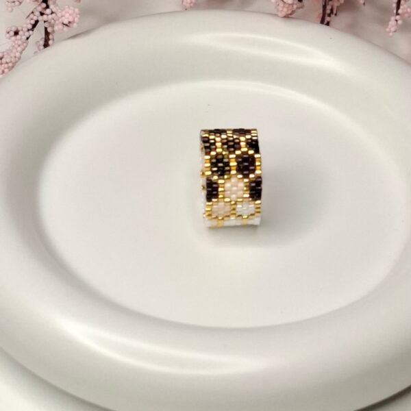 20260322_193934-scaled-1.jpg Honey – Ring mit Wabenmuster